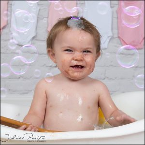 Cake smash and splash girl in tub